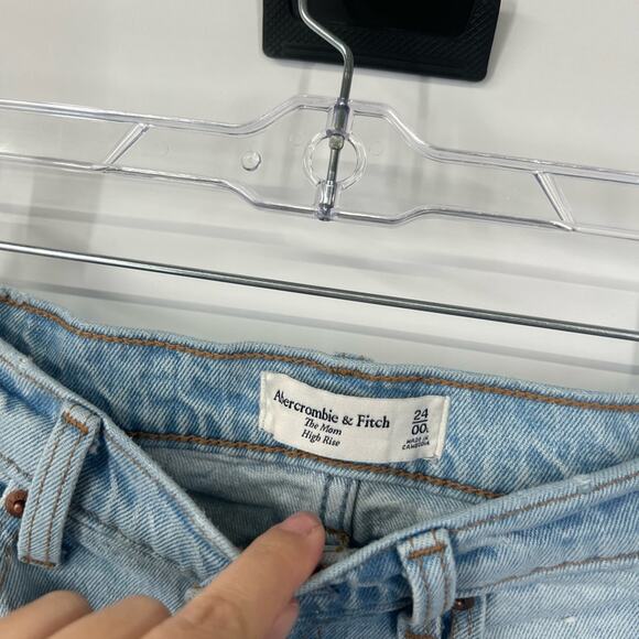Abercrombie & Fitch The Mom Jeans High Rise Light Wash Distressed - Picture 3 of 7